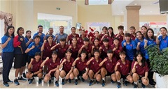 Phó chủ tịch VFF Nguyễn Xuân Vũ động viên U19 nữ Việt Nam trước trận tranh chức vô địch với Thái Lan